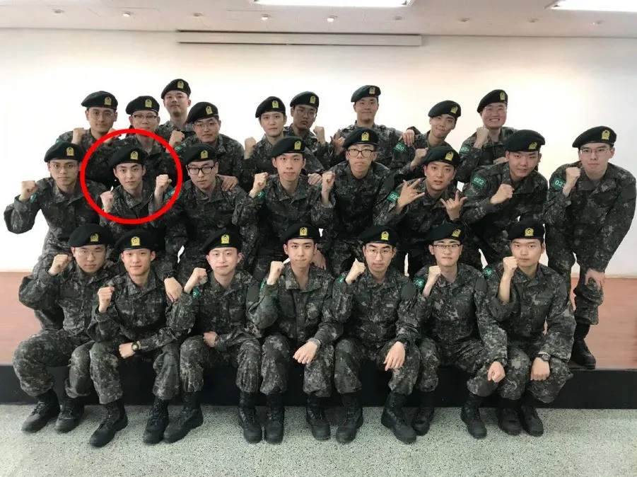 Những h&igrave;nh ảnh đầu ti&ecirc;n của Xiumin trong qu&acirc;n ngũ - Ảnh 1.