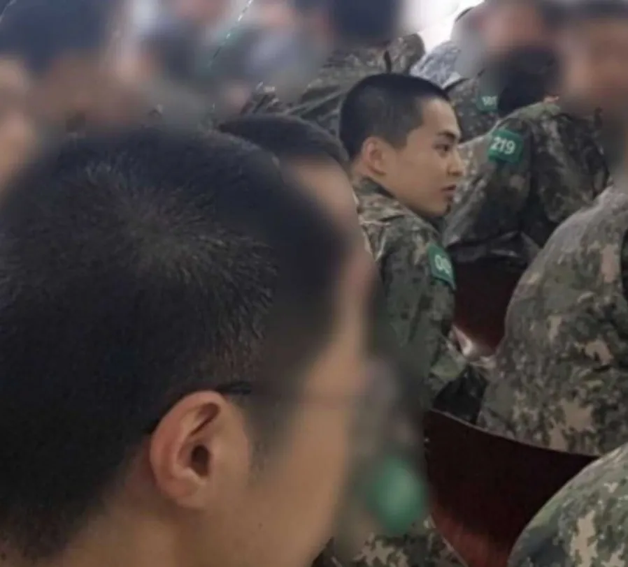 Những h&igrave;nh ảnh đầu ti&ecirc;n của Xiumin trong qu&acirc;n ngũ - Ảnh 4.