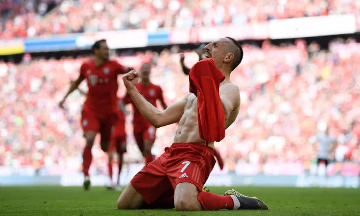 Bayern Munich chia tay đôi cánh thiên thần bằng đĩa bạc Bundesliga lần thứ 7 liên tiếp - Ảnh 1. Bayern Munich chia tay đôi cánh thiên thần bằng đĩa bạc Bundesliga lần thứ 7 liên tiếp - Ảnh 1.