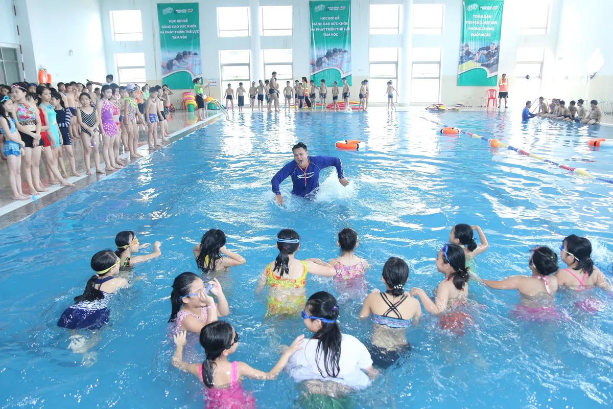 Phát động toàn dân tập luyện môn bơi, phòng chống đuối nước năm 2019 - Ảnh 1. Phát động toàn dân tập luyện môn bơi, phòng chống đuối nước năm 2019 - Ảnh 1.