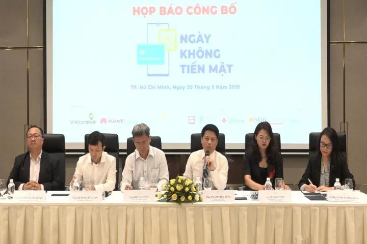 Nhiều ưu đãi trong “Ngày không tiền mặt” - Ảnh 1. Nhiều ưu đãi trong “Ngày không tiền mặt” - Ảnh 1.