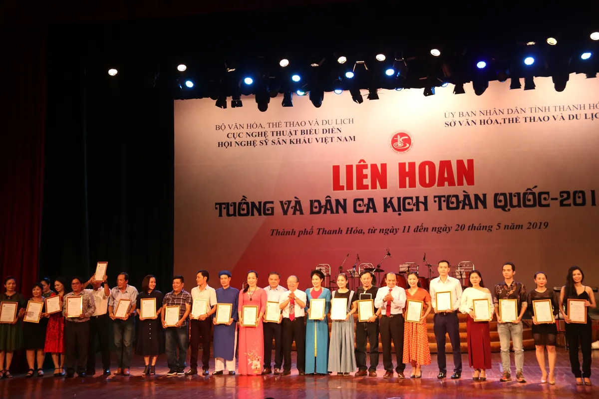 Liên hoan Tuồng và Dân ca kịch toàn quốc 2019: Vinh danh các nghệ sĩ cống hiến hết mình vì nghệ thuật - Ảnh 4.