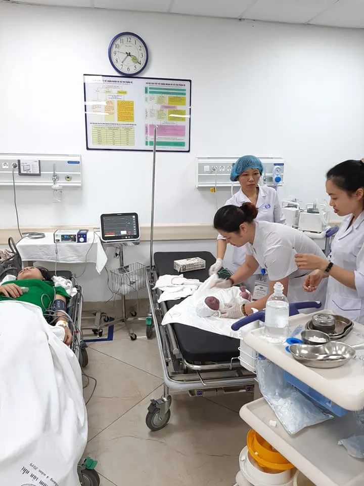 Chạy đua với thời gian cứu bé sơ sinh đẻ rơi trên taxi - Ảnh 1. Chạy đua với thời gian cứu bé sơ sinh đẻ rơi trên taxi - Ảnh 1.