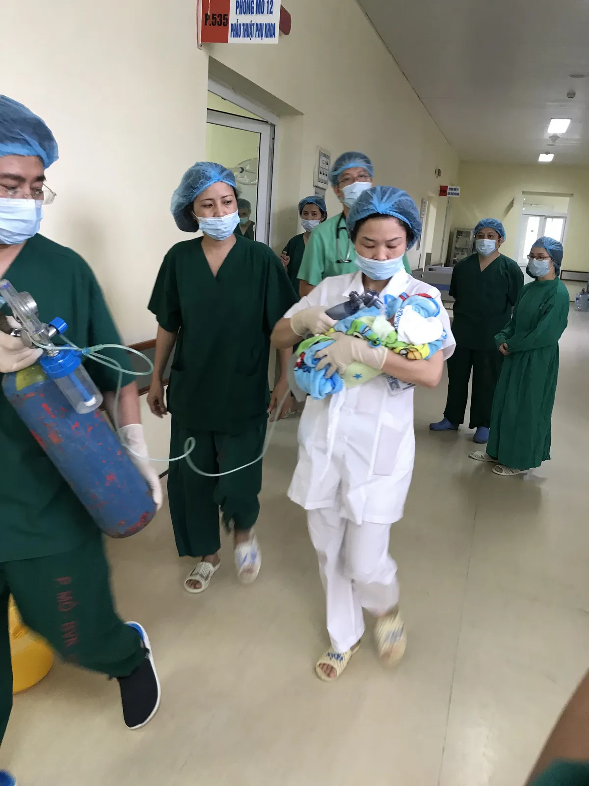 20 bác sĩ thực hiện ca mổ đặc biệt đón bé sơ sinh từ người mẹ ung thư giai đoạn cuối - Ảnh 3.