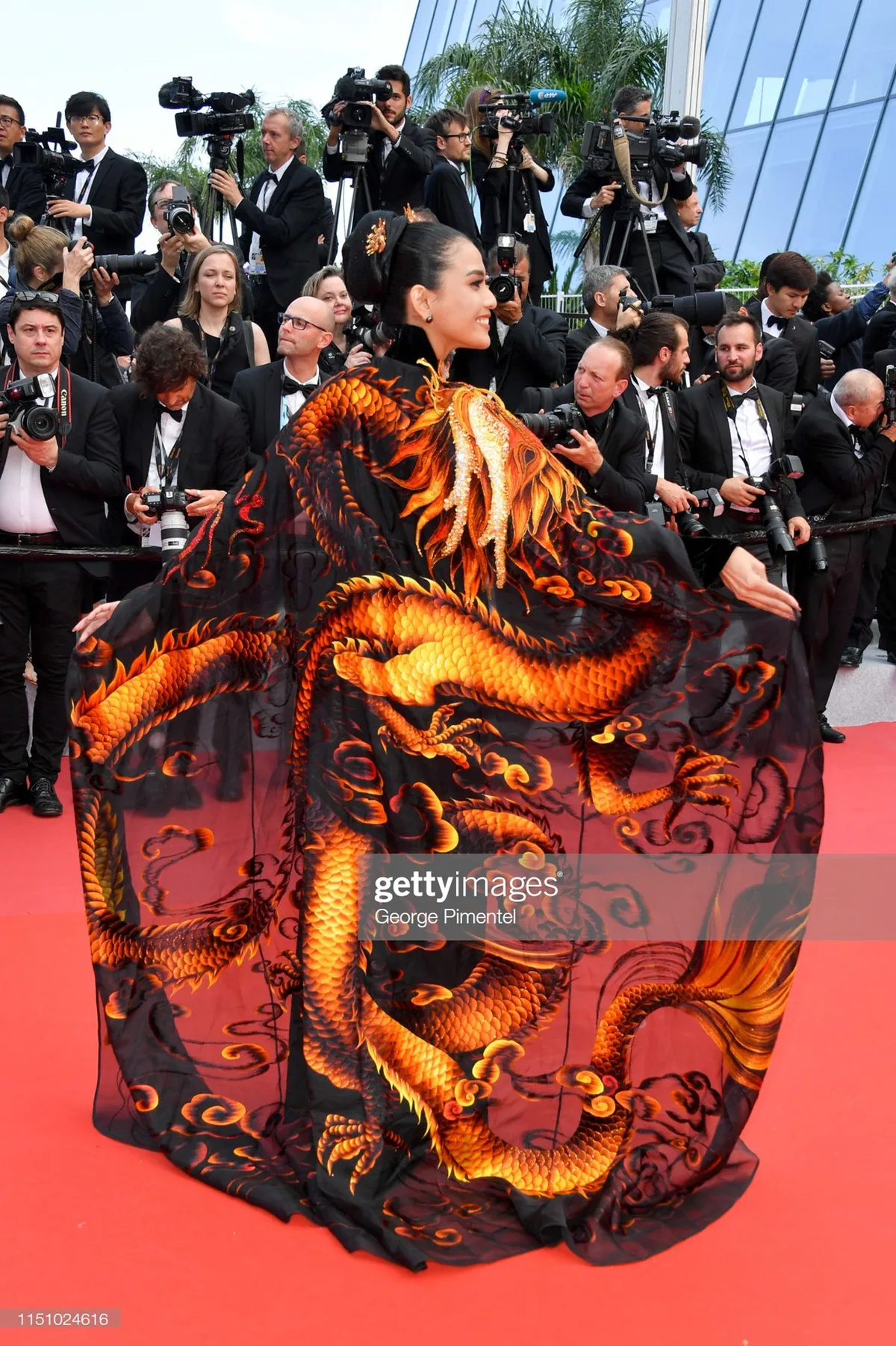 Trương Thị May diện áo dài lộng lẫy trên thảm đỏ Cannes 2019 - Ảnh 8.