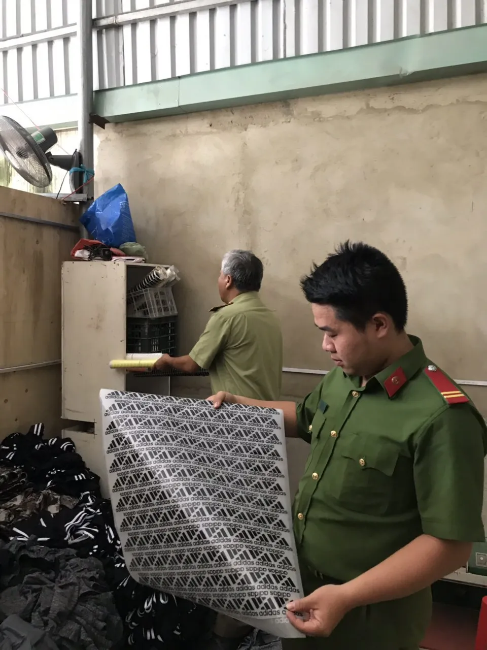 Bình Dương: Phát hiện hơn 1.000 sản phẩm quần áo nghi giả nhãn hiệu Adidas, Nike - Ảnh 1. Bình Dương: Phát hiện hơn 1.000 sản phẩm quần áo nghi giả nhãn hiệu Adidas, Nike - Ảnh 1.