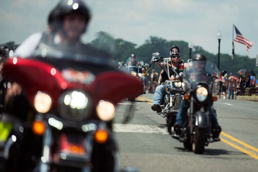 H&agrave;ng ngh&igrave;n tay l&aacute;i tham gia diễu h&agrave;nh m&ocirc; t&ocirc; Rolling Thunder - Ảnh 2.