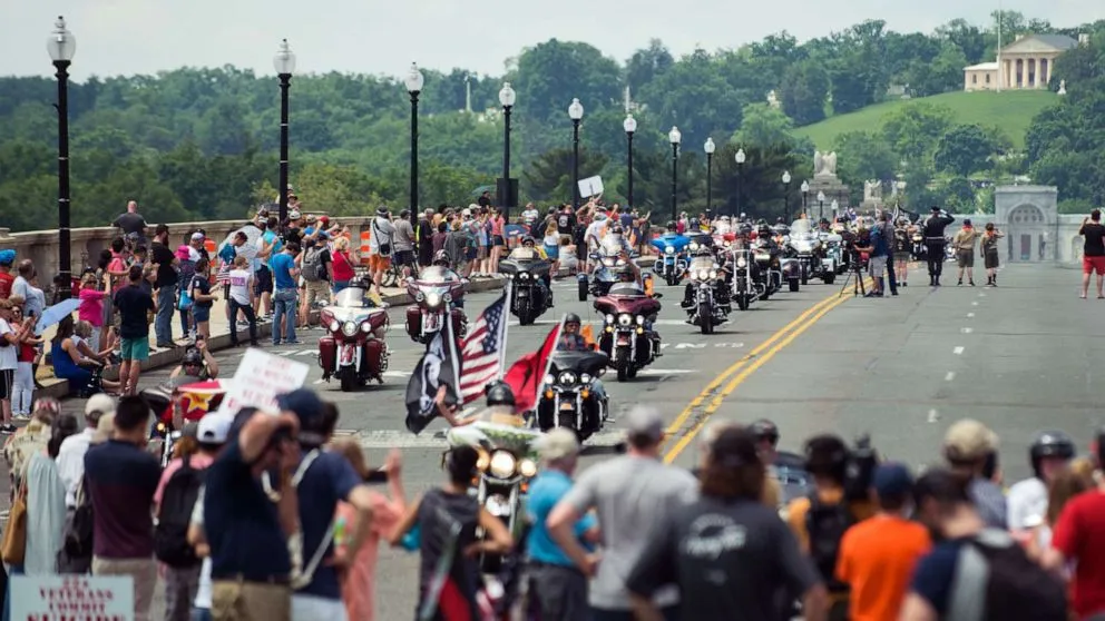 H&agrave;ng ngh&igrave;n tay l&aacute;i tham gia diễu h&agrave;nh m&ocirc; t&ocirc; Rolling Thunder - Ảnh 1.