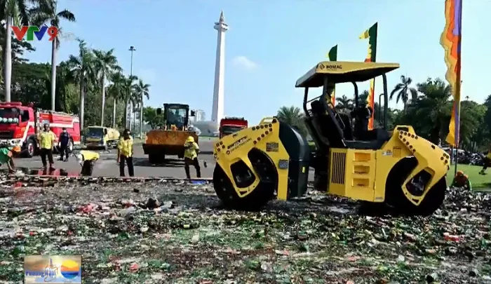 Indonesia nghiền nát 18.000 chai rượu lậu - Ảnh 1.