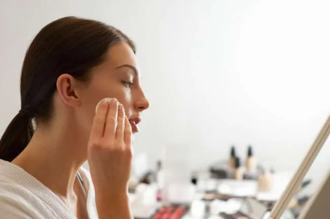 7 công dụng tuyệt vời của sáp vaseline đối với phái đẹp - Ảnh 1.