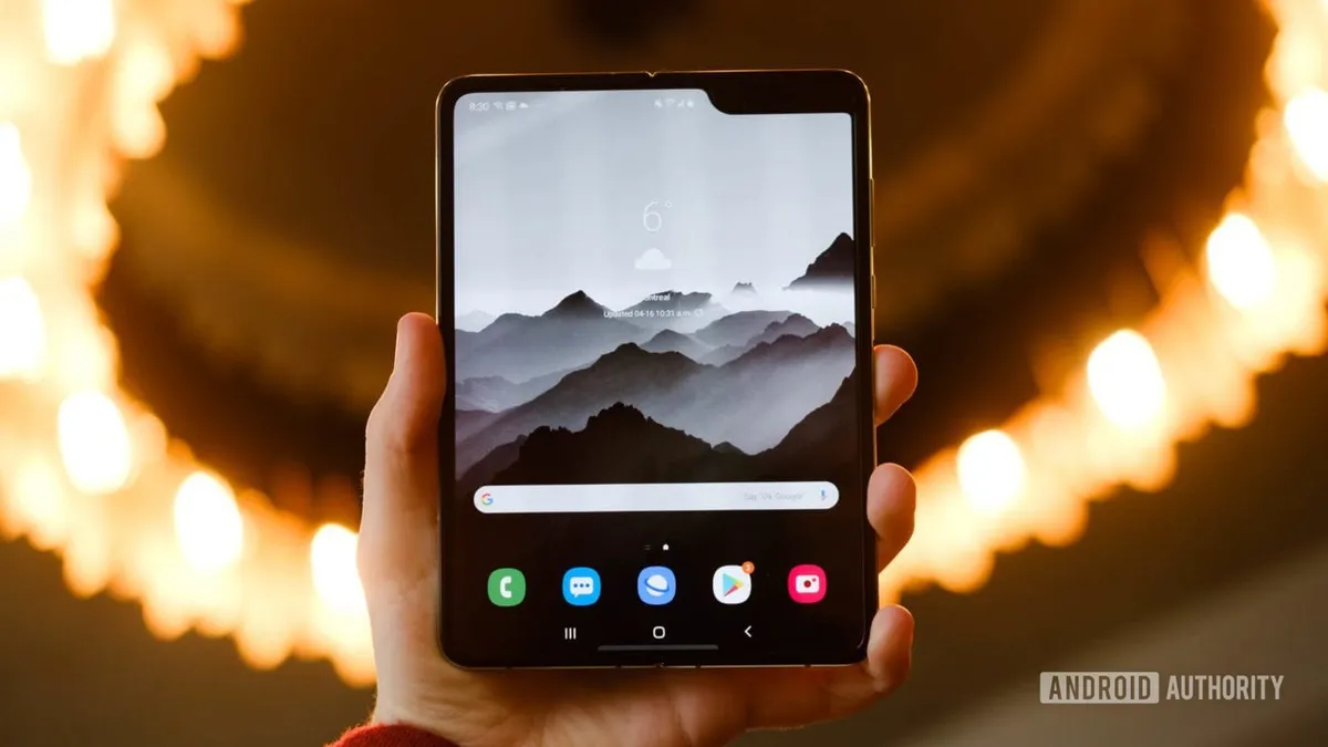 Người dùng sẽ tiếp tục phải đỏ mắt chờ Galaxy Fold - Ảnh 1.