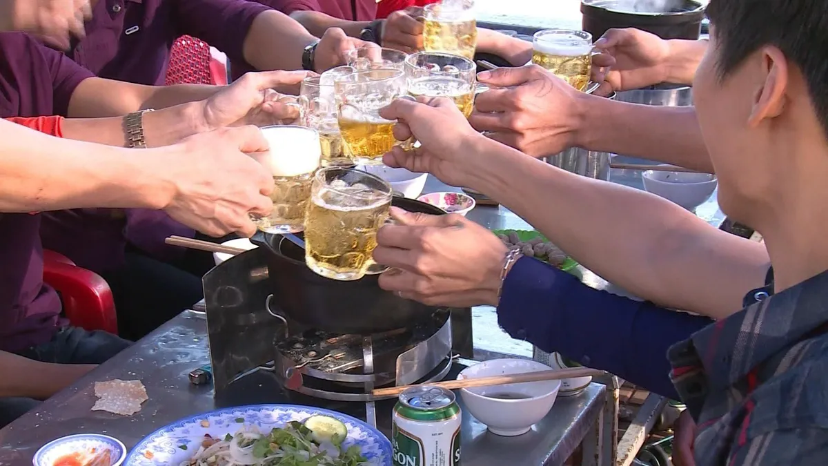 Chấn chỉnh tình trạng cán bộ uống rượu, bia trong giờ hành chính - Ảnh 1.