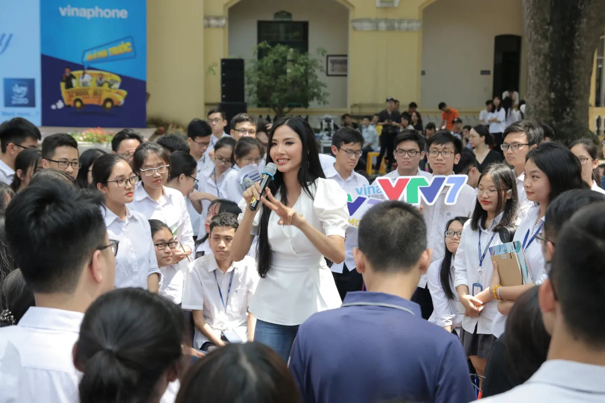 Ấn tượng những chuyến xe VTV7 School tour sôi động tại Hà Nội - Ảnh 4.