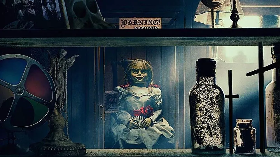 Trailer “Annabelle 3”: Búp bê ma ám trở lại, lộ diện nhiều ác quỷ mới - Ảnh 2.