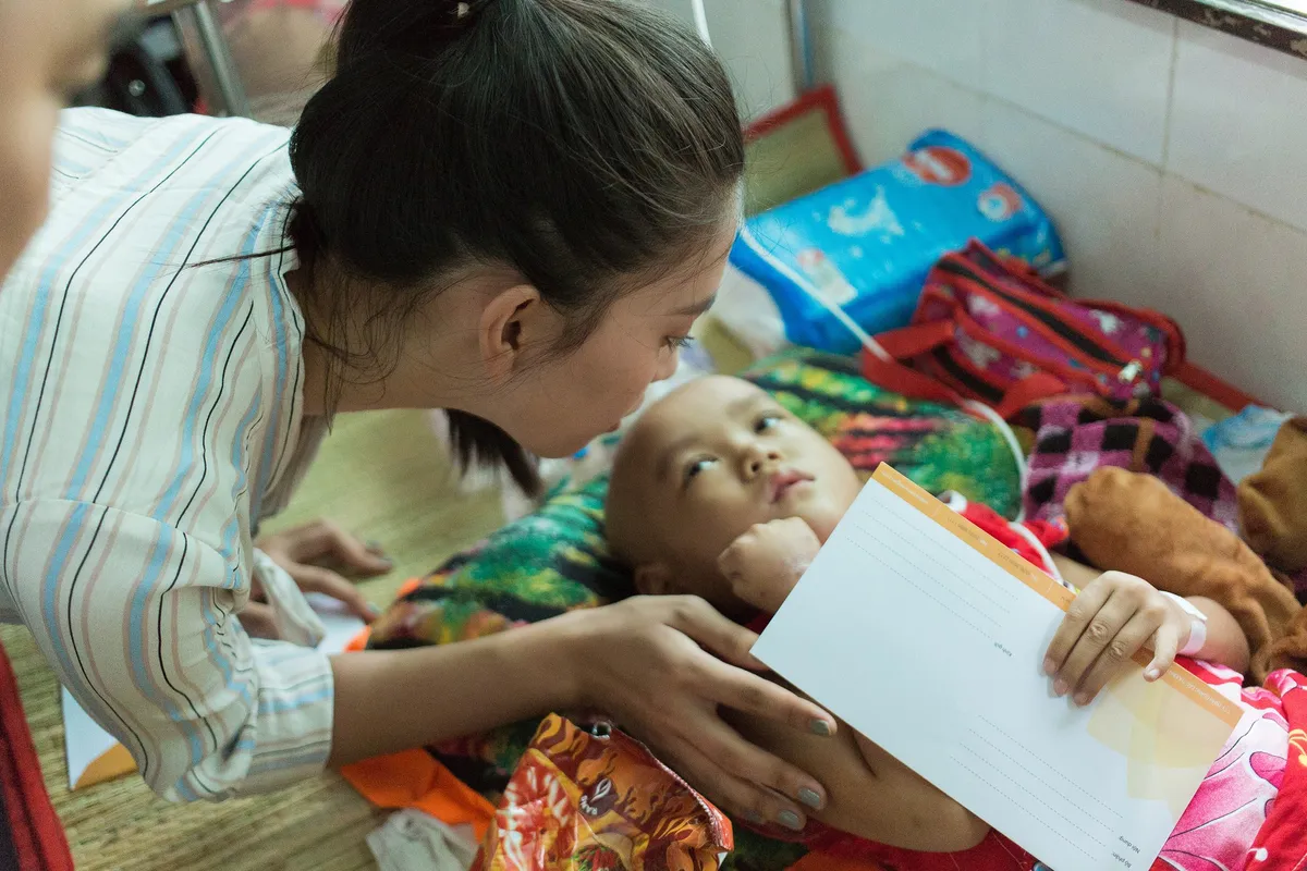 Đàm Vĩnh Hưng, Hoa hậu Tiểu Vy giản dị đi từ thiện - Ảnh 5.