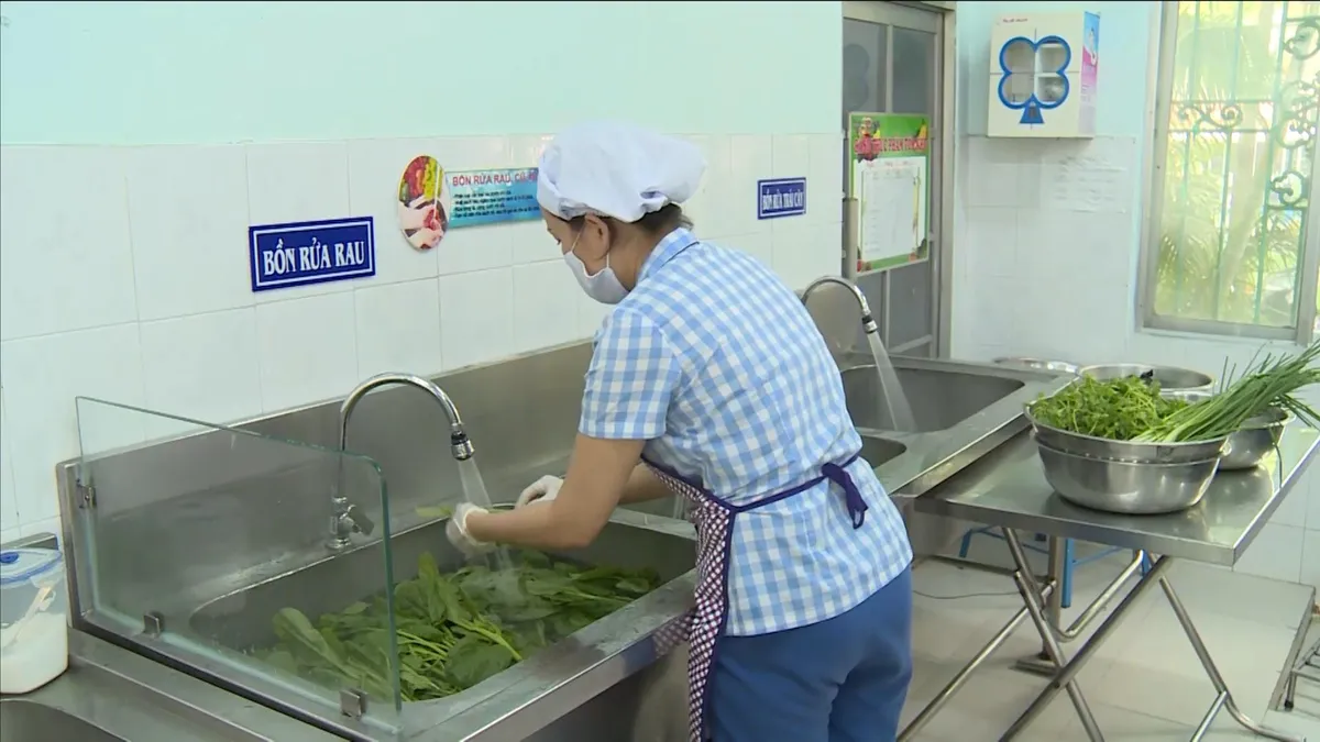 Xử phạt hơn 100 trường hợp vi phạm an toàn thực phẩm tại quận Thanh Xuân, Hà Nội - Ảnh 1. Xử phạt hơn 100 trường hợp vi phạm an toàn thực phẩm tại quận Thanh Xuân, Hà Nội - Ảnh 1.