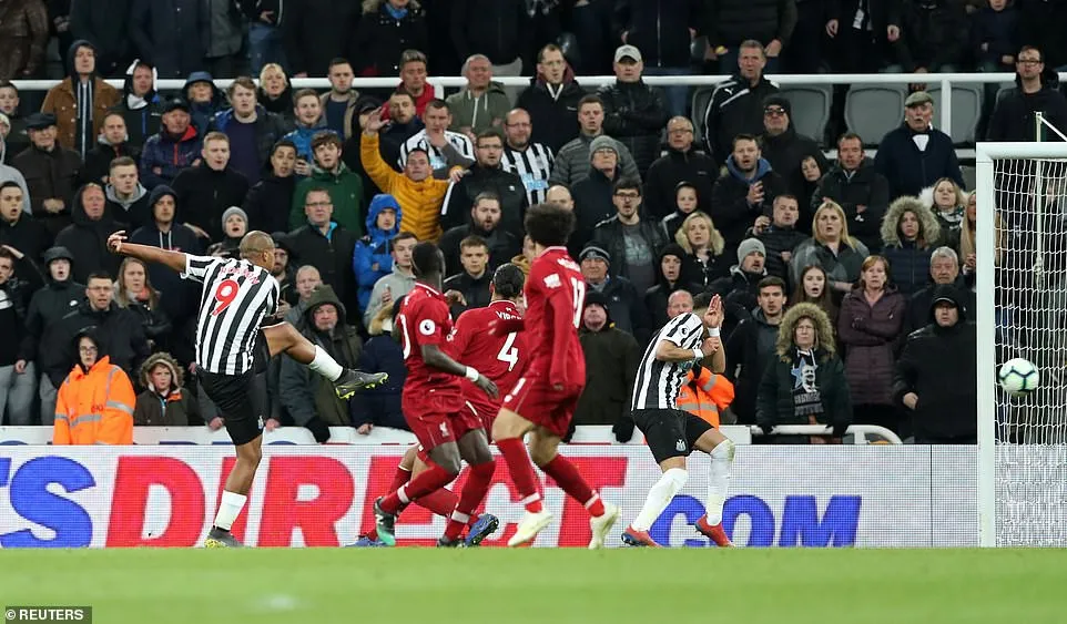 Newcastle 2-3 Liverpool: Trong rủi có may, The Kop giành ngôi đầu nhờ cái tên không ai ngờ tới - Ảnh 4. Newcastle 2-3 Liverpool: Trong rủi có may, The Kop giành ngôi đầu nhờ cái tên không ai ngờ tới - Ảnh 4.