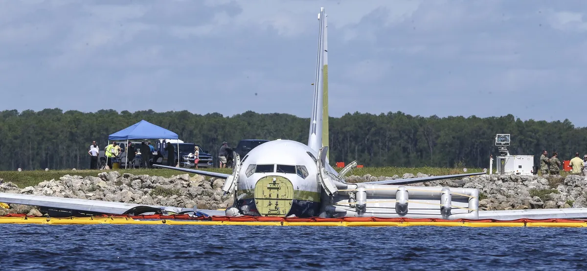 Mỹ điều tra nguyên nhân máy bay Boeing 737 lao xuống sông - Ảnh 7.