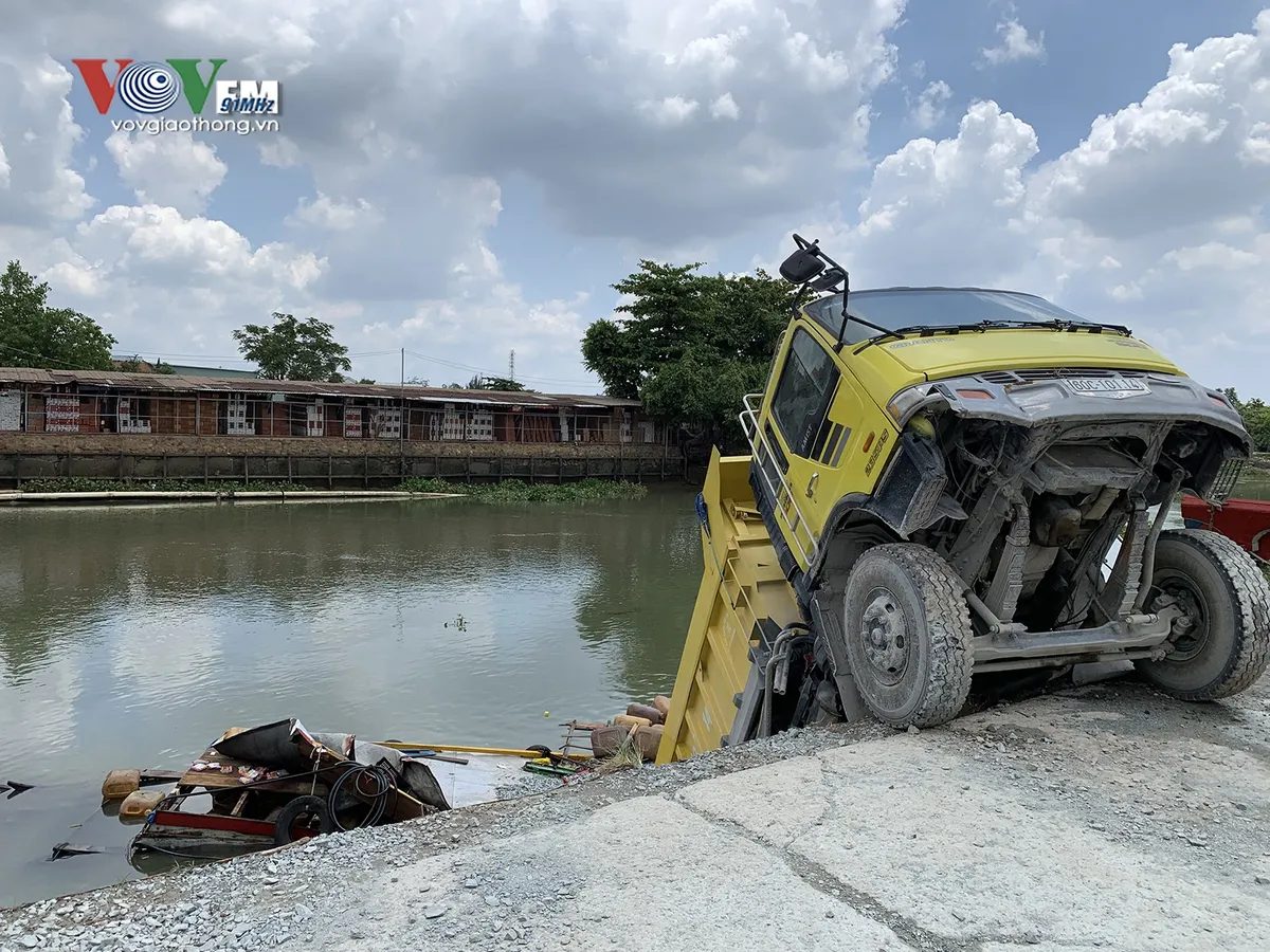 Hi hữu xe ben chở đá rơi xuống sông đè chìm một chiếc ghe - Ảnh 2.
