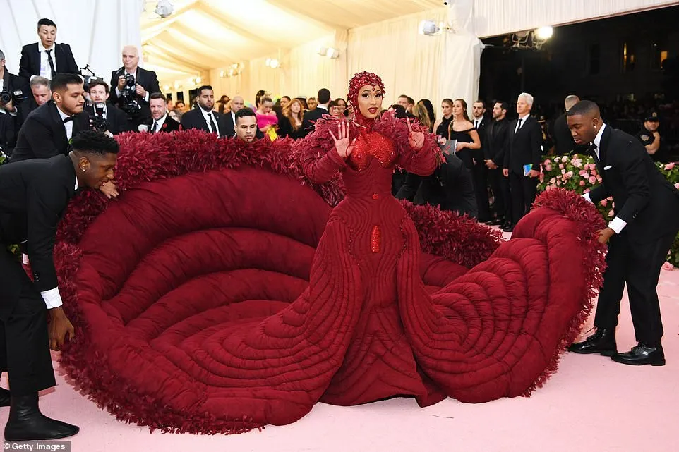 Lady Gaga, Katy Perry và Cardi B rực sáng trên thảm đỏ Met Gala 2019 - Ảnh 4.