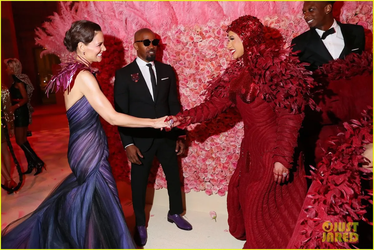 Met Gala 2019: Vợ cũ của Tom Cruise tay trong tay ngọt ng&agrave;o b&ecirc;n t&igrave;nh mới - Ảnh 1.