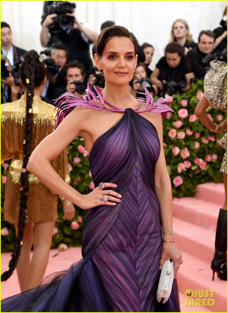 Met Gala 2019: Vợ cũ của Tom Cruise tay trong tay ngọt ng&agrave;o b&ecirc;n t&igrave;nh mới - Ảnh 4.