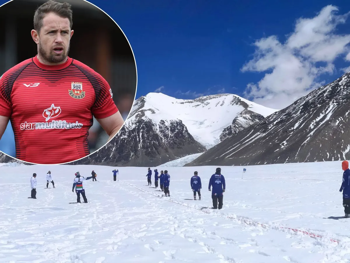 Kỷ lục chơi b&oacute;ng bầu dục ở độ cao 6.331m - Ảnh 1.