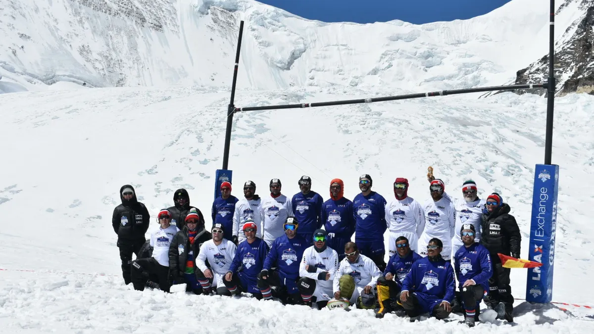 Kỷ lục chơi b&oacute;ng bầu dục ở độ cao 6.331m - Ảnh 3.