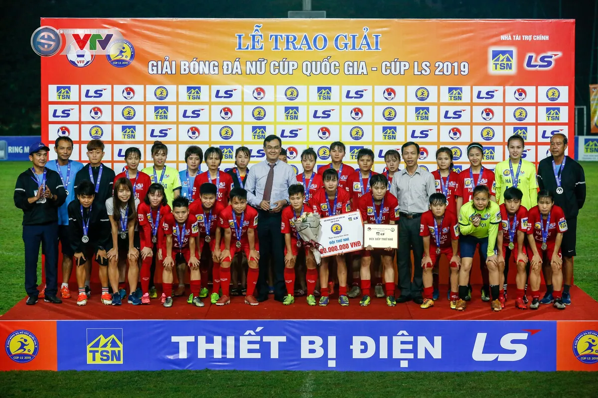 ẢNH: Thắng tối thiểu Hà Nội, Phong Phú Hà Nam vô địch giải Nữ Cúp Quốc gia - Ảnh 18. ẢNH: Thắng tối thiểu Hà Nội, Phong Phú Hà Nam vô địch giải Nữ Cúp Quốc gia - Ảnh 18.