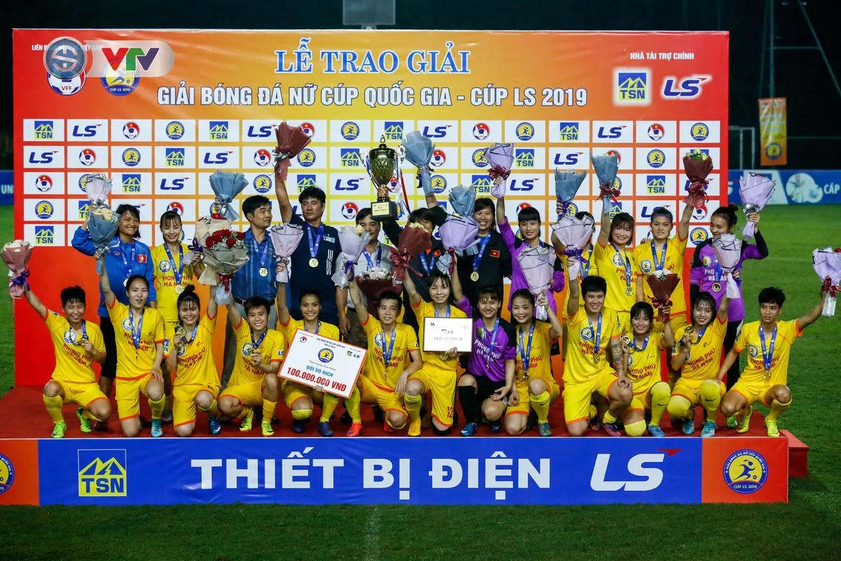ẢNH: Thắng tối thiểu Hà Nội, Phong Phú Hà Nam vô địch giải Nữ Cúp Quốc gia - Ảnh 19. ẢNH: Thắng tối thiểu Hà Nội, Phong Phú Hà Nam vô địch giải Nữ Cúp Quốc gia - Ảnh 19.