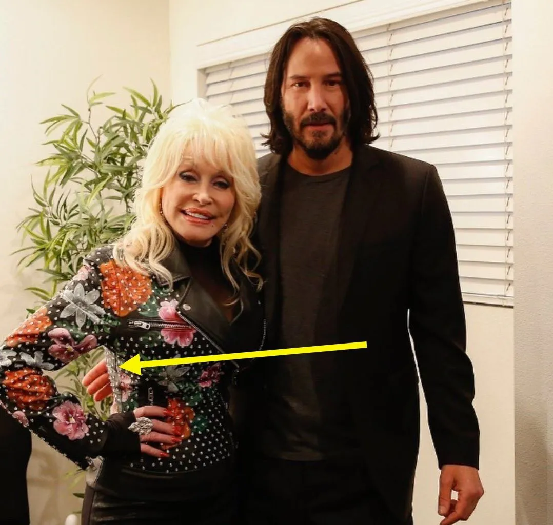 Fan ‘phát cuồng’ vì bàn tay lịch thiệp của Keanu Reeves - Ảnh 2.