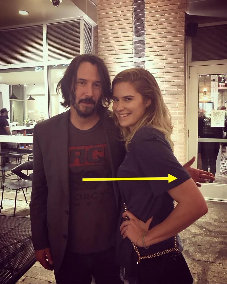 Fan ‘phát cuồng’ vì bàn tay lịch thiệp của Keanu Reeves - Ảnh 3.