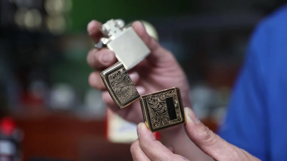 Chi hàng trăm triệu đồng để sưu tập bật lửa zippo - Ảnh 4. Chi hàng trăm triệu đồng để sưu tập bật lửa zippo - Ảnh 4.