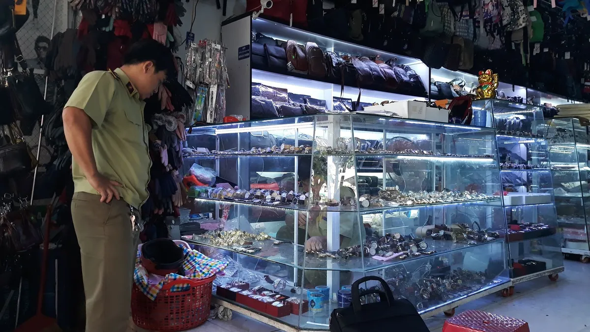 Gia Lai: Tạm giữ hơn 450 đồng hồ giả mạo nhãn hiệu - Ảnh 3. Gia Lai: Tạm giữ hơn 450 đồng hồ giả mạo nhãn hiệu - Ảnh 3.