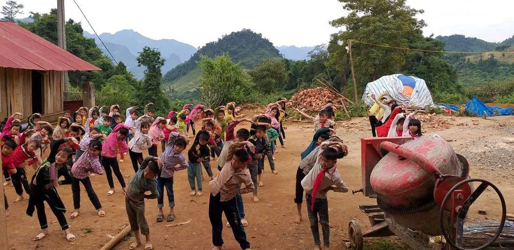 20 năm chẳng quen nổi một cung đường, các thầy cô giáo vùng cao vẫn miệt mài lên lớp - Ảnh 1.