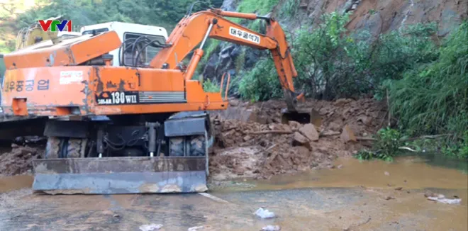 Sạt lở đèo Bảo Lộc làm ách tắc giao thông 5 giờ - Ảnh 1.