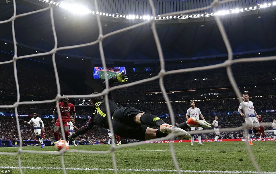 Toàn cảnh chiến thắng xứng đáng của Liverpool trước Tottenham - Ảnh 12. Toàn cảnh chiến thắng xứng đáng của Liverpool trước Tottenham - Ảnh 12.