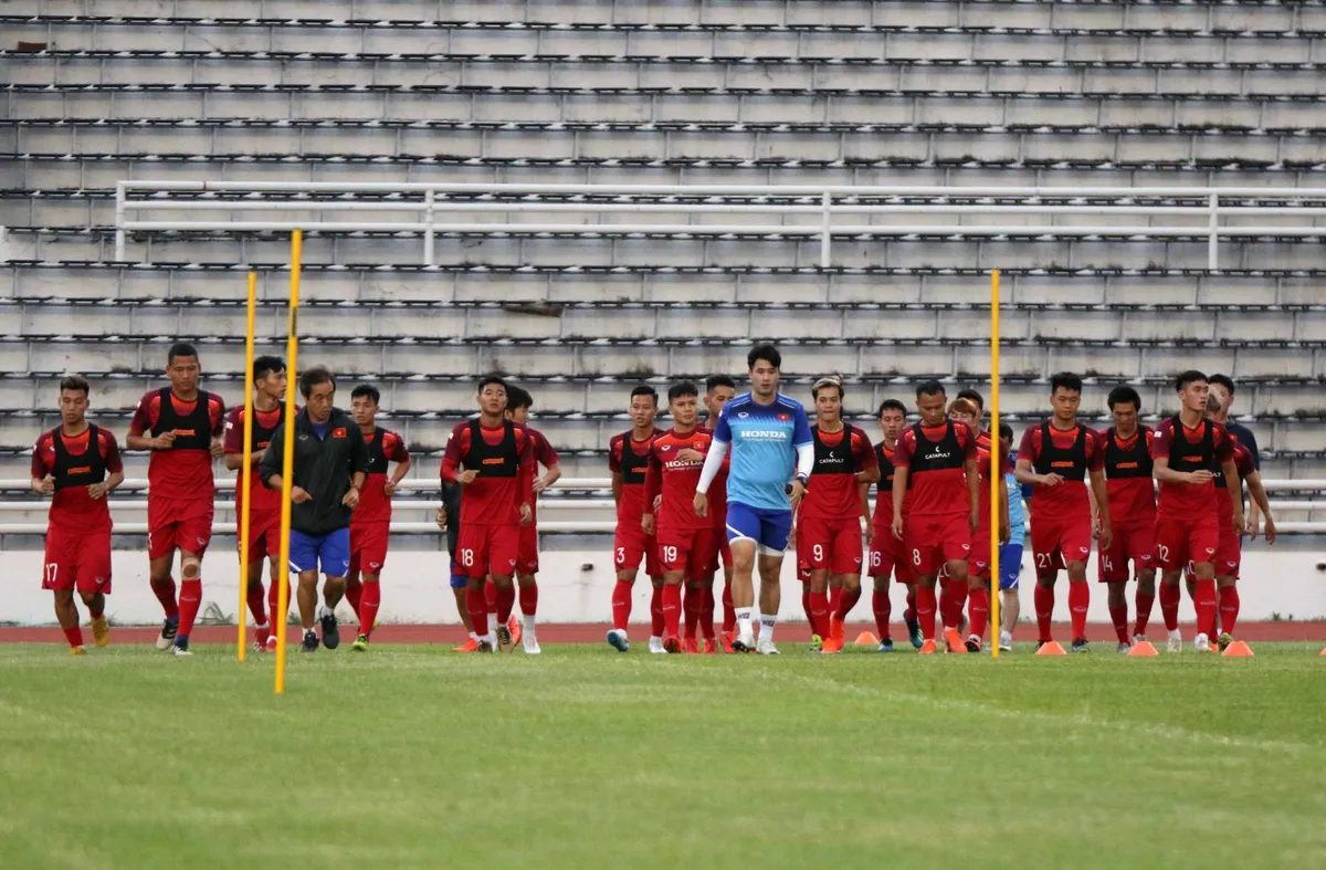 Buổi tập đầu tiên của ĐT Việt Nam tại Buriram: Khởi động nhẹ nhàng cho Kings Cup 2019 - Ảnh 8. Buổi tập đầu tiên của ĐT Việt Nam tại Buriram: Khởi động nhẹ nhàng cho Kings Cup 2019 - Ảnh 8.