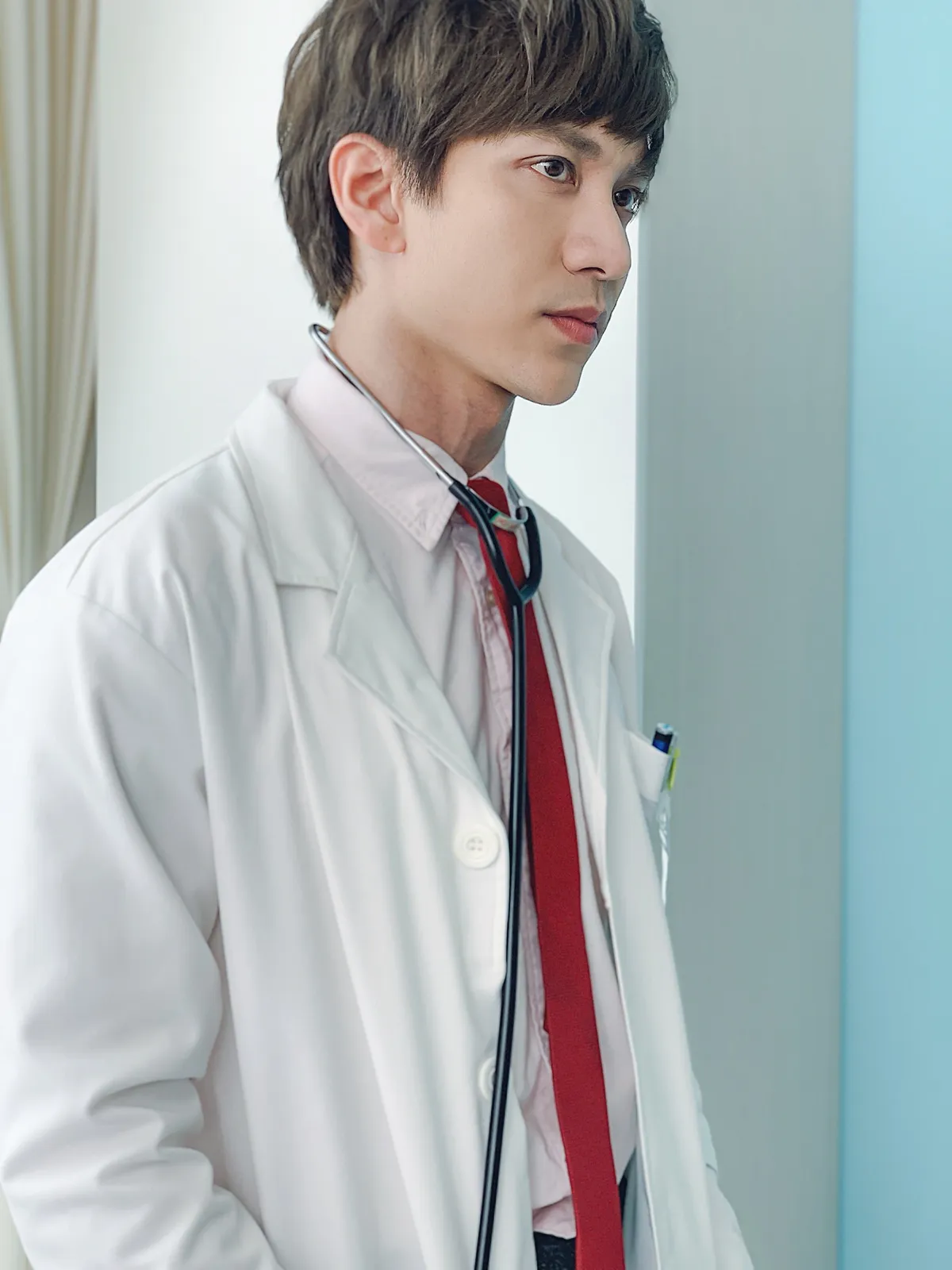 Dũng Bino ho&aacute; th&acirc;n xuất thần trong vai b&aacute;c sĩ Phan trong phim Bệnh viện thần &aacute;i - Ảnh 1.