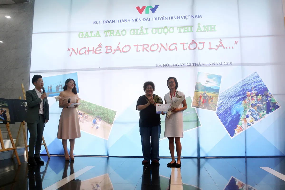 Chiêm ngưỡng các tác phẩm xuất sắc tại cuộc thi ảnh Nghề báo trong tôi là... - Ảnh 1. Chiêm ngưỡng các tác phẩm xuất sắc tại cuộc thi ảnh Nghề báo trong tôi là... - Ảnh 1.