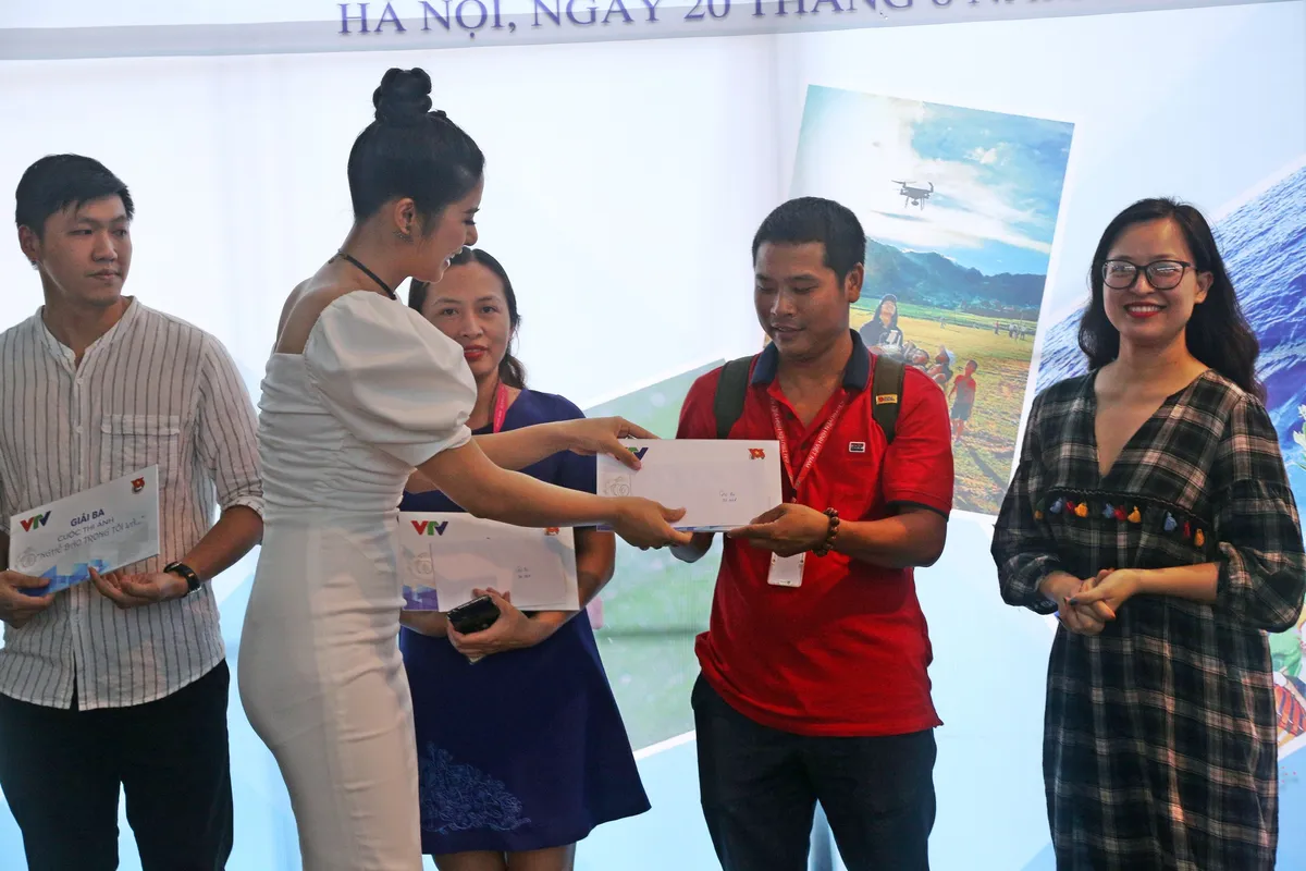 Chiêm ngưỡng các tác phẩm xuất sắc tại cuộc thi ảnh Nghề báo trong tôi là... - Ảnh 38. Chiêm ngưỡng các tác phẩm xuất sắc tại cuộc thi ảnh Nghề báo trong tôi là... - Ảnh 38.