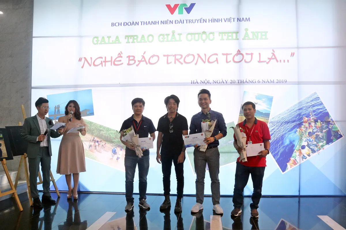 Chiêm ngưỡng các tác phẩm xuất sắc tại cuộc thi ảnh Nghề báo trong tôi là... - Ảnh 11. Chiêm ngưỡng các tác phẩm xuất sắc tại cuộc thi ảnh Nghề báo trong tôi là... - Ảnh 11.