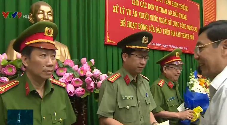 Khen thưởng Công an TP.HCM phá băng nhóm người Trung Quốc lừa đảo công nghệ cao - Ảnh 2. Khen thưởng Công an TP.HCM phá băng nhóm người Trung Quốc lừa đảo công nghệ cao - Ảnh 2.