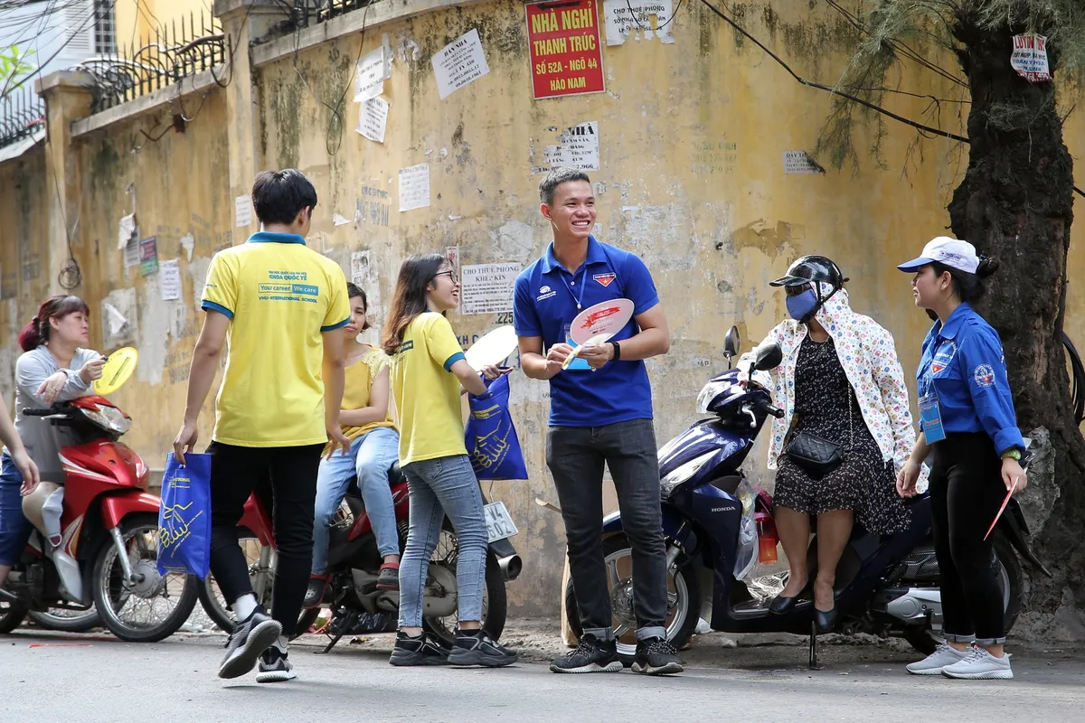 Thi THPT Quốc gia 2019: Đề thi Toán không quá khó thở đối với các thí sinh - Ảnh 6.