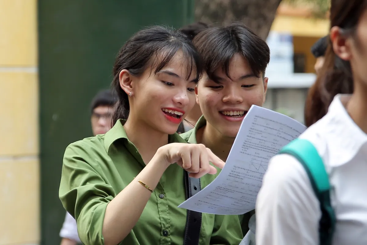 Thi THPT Quốc gia 2019: Đề thi Toán không quá khó thở đối với các thí sinh - Ảnh 22.