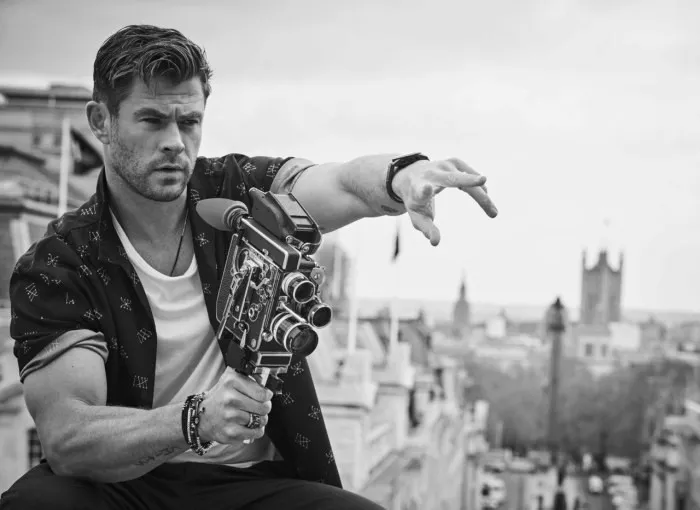 Ngây ngất với bộ ảnh mới của Thầm sấm Chris Hemsworth - Ảnh 2.