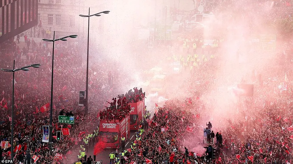 ẢNH: Biển người tại Liverpool chào đón nhà tân vô địch Champions League - Ảnh 2. ẢNH: Biển người tại Liverpool chào đón nhà tân vô địch Champions League - Ảnh 2.
