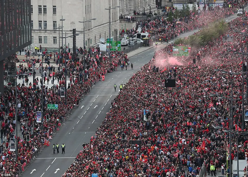 ẢNH: Biển người tại Liverpool chào đón nhà tân vô địch Champions League - Ảnh 1. ẢNH: Biển người tại Liverpool chào đón nhà tân vô địch Champions League - Ảnh 1.