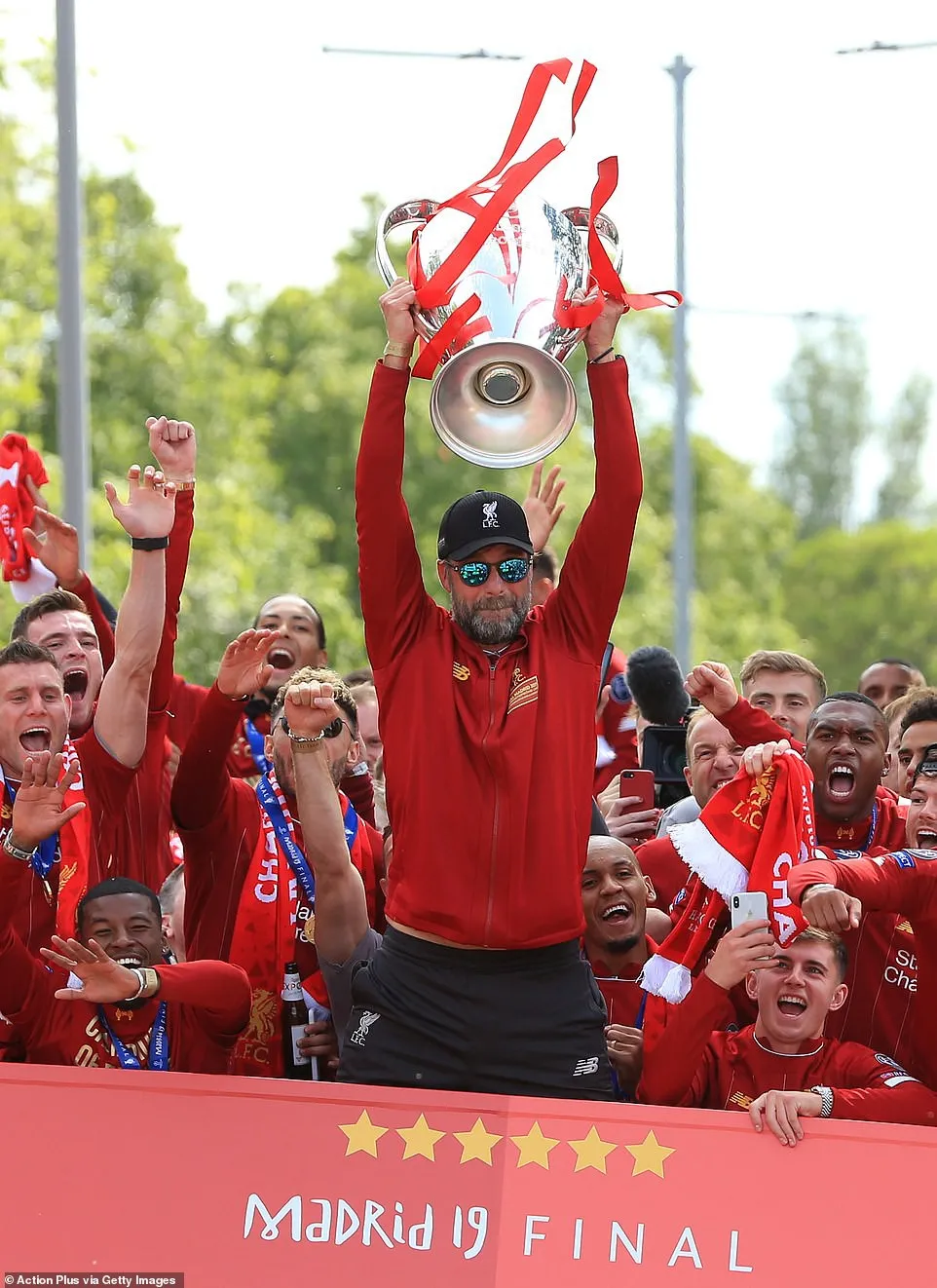 ẢNH: Biển người tại Liverpool chào đón nhà tân vô địch Champions League - Ảnh 11. ẢNH: Biển người tại Liverpool chào đón nhà tân vô địch Champions League - Ảnh 11.