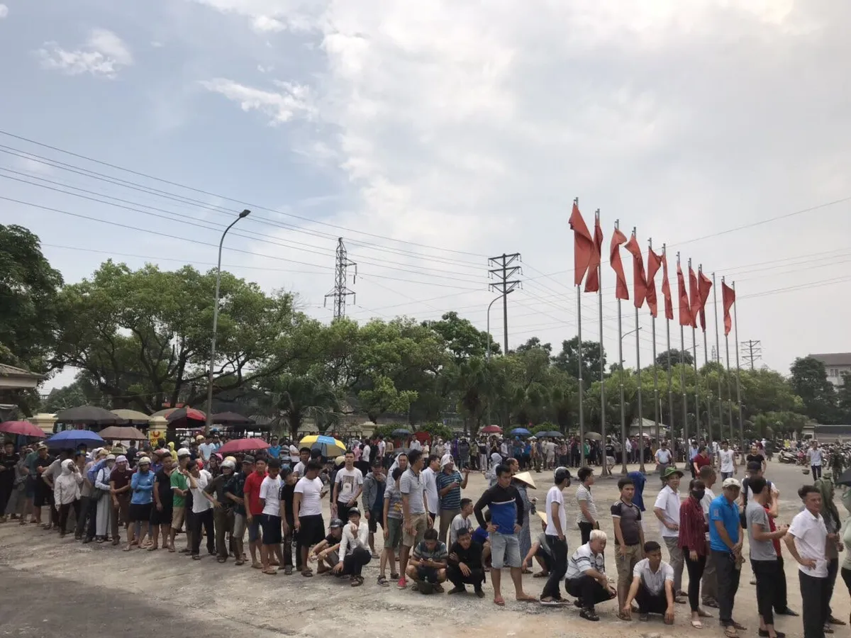 ẢNH: Hàng dài người xếp hàng chờ mua vé U23 Việt Nam – U23 Myanmar - Ảnh 12. ẢNH: Hàng dài người xếp hàng chờ mua vé U23 Việt Nam – U23 Myanmar - Ảnh 12.